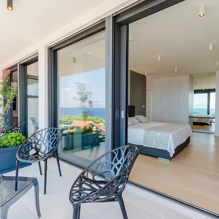Sleeps 6 Pool Wifi Willa