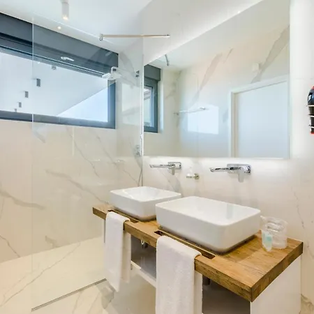 Sleeps 6 Pool Wifi Willa Sutivan