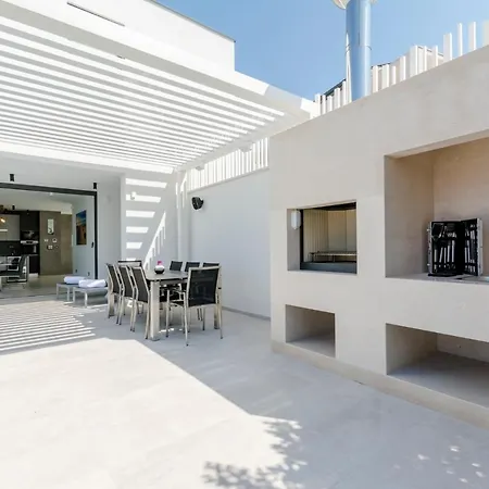 Sleeps 6 Pool Wifi * Sutivan