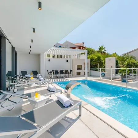 Sleeps 6 Pool Wifi Willa Sutivan