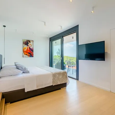 Sleeps 6 Pool Wifi Sutivan