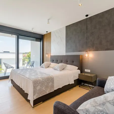 Sleeps 6 Pool Wifi Willa *