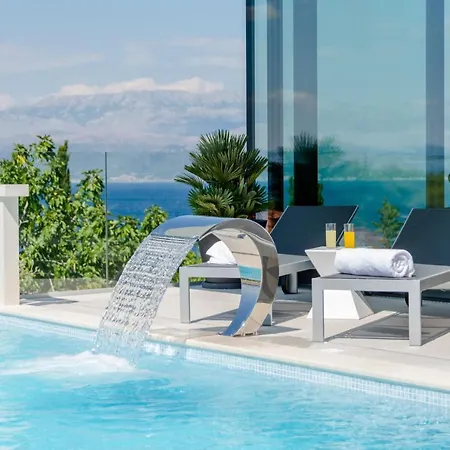 Sleeps 6 Pool Wifi Sutivan