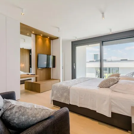 Sleeps 6 Pool Wifi